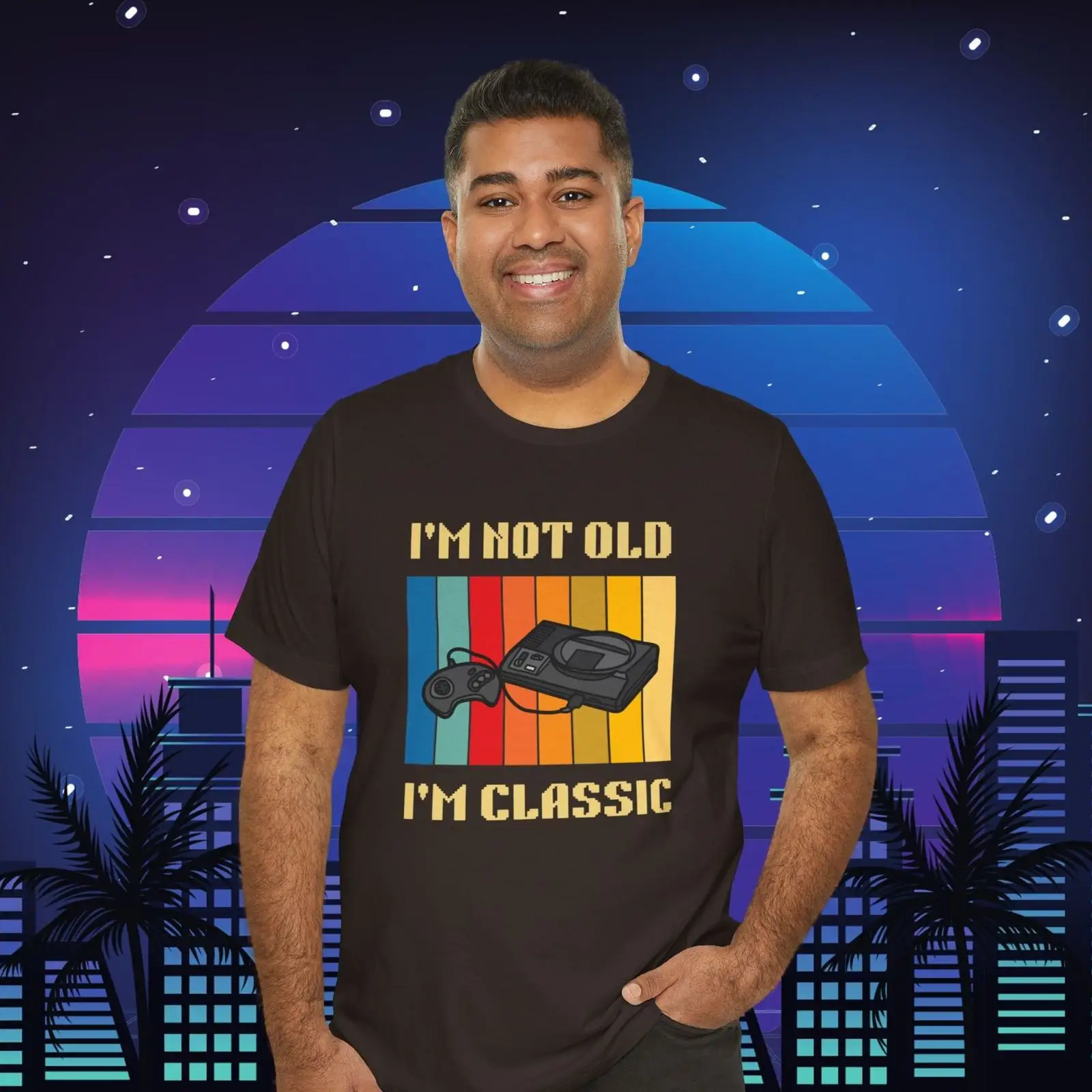 Gaming Console Old School - 私は古くない昔ながらのレトロゲーマーです Tシャツ ヴィンテージゲームコンソール 面白い学校ゲーム ヴィンテージウォッシュ加工 通気性のあるグラフィック