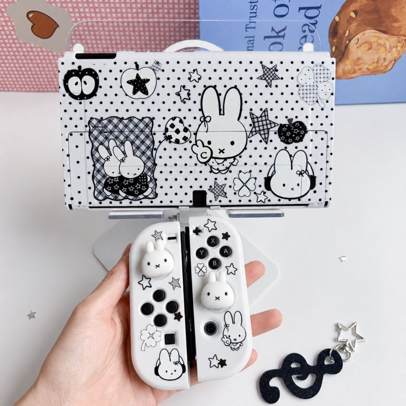 Gaming Console And Tv - ニンテンドースイッチOLED用、かわいいミッフィーの保護ケース。ソフト素材の分割デザインで、コントローラーカバーと本体シェルを保護し、ゲームプレイを安全に。